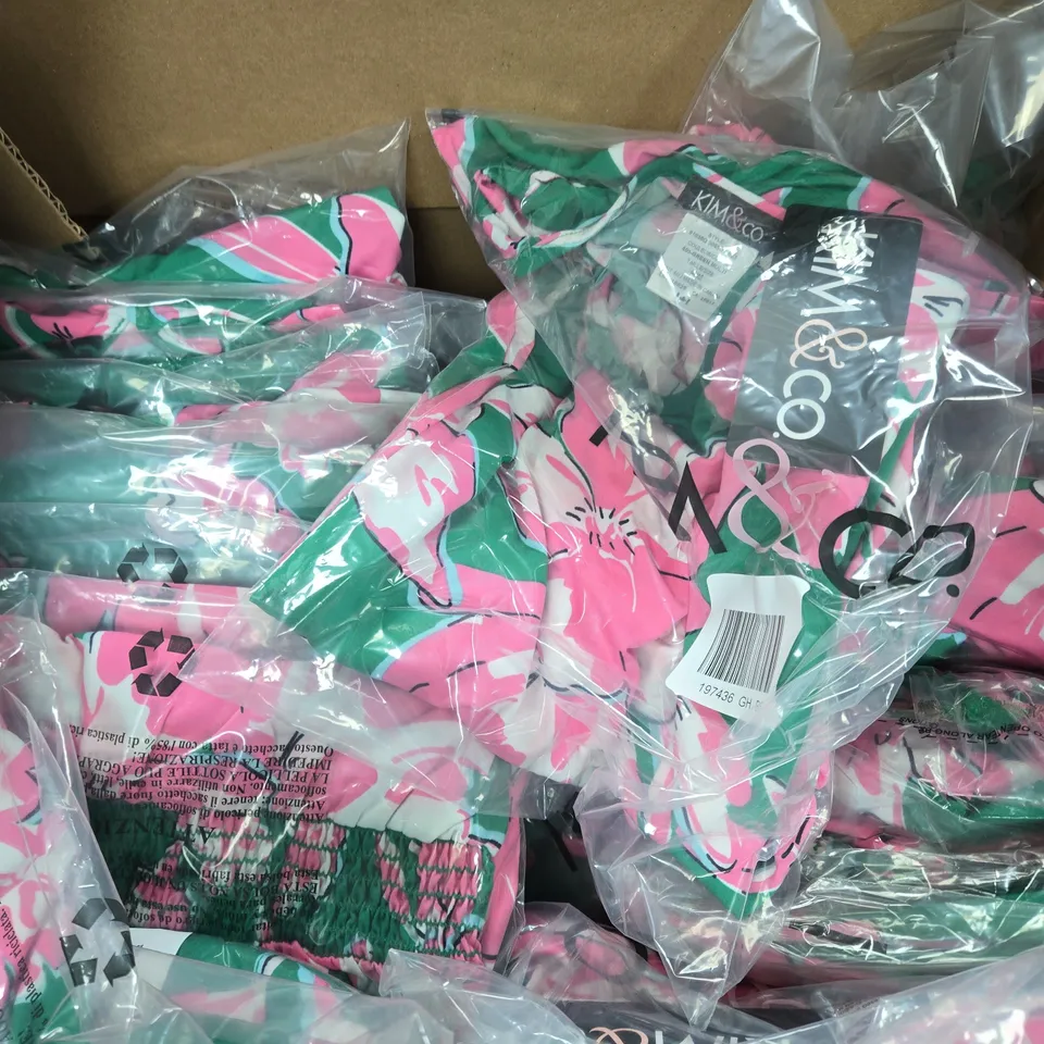 25 BAGGED KIM & CO PRINTED SMOCKED WAIST MIDI DRESS IN GREEN/PINK FLORAL PRINT - SIZE MEDIUM