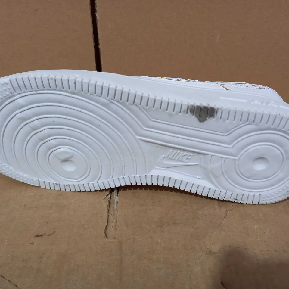 PAIR OF DESIGNER SHOES IN THE STYLE OF NIKE AIR FORCE 1 IN WHITE/GOLD COLOUR UK SIZE 5