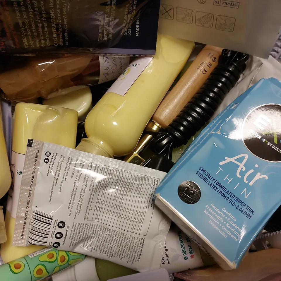 LOT OF APPROX 15 ASSORTED BEAUTY PRODUCTS TO INCLUDE CURA-HEAT HEAT PATCH, RIMMEL FOUNDATION 510 CINNAMON, DUREX PLEASURE GEL, ETC 