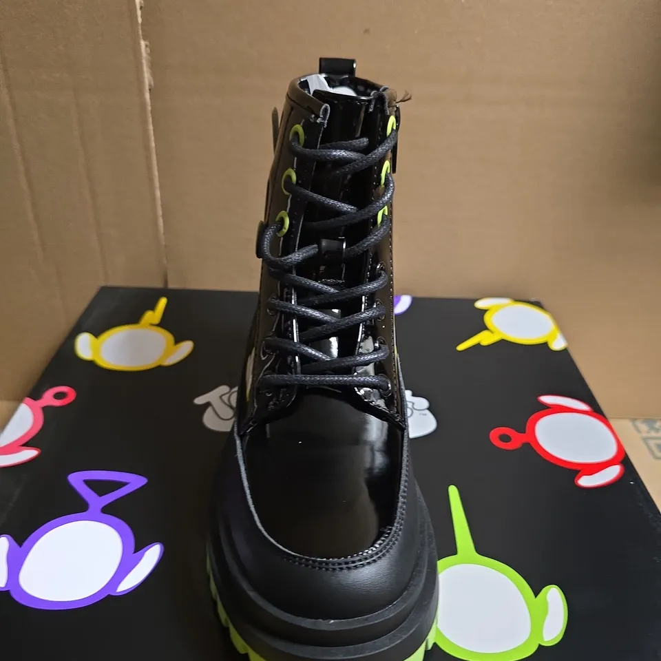 BOXED PAIR OF KOI TUBBYTRONIC KIDZ DIPSY HEAD BOOTS - UK SIZE 11