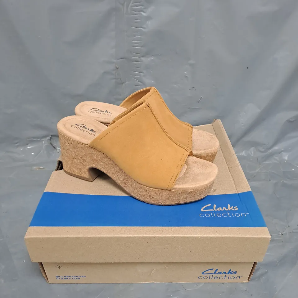BOXED PAIR OF CLARKS NERISA VINE CORK SANDALS IN LIGHT TAN - SIZE 5