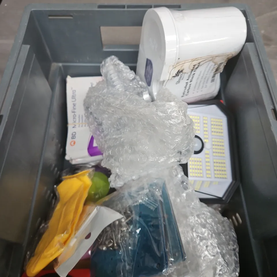 APPROXIMATELY 15 ASSORTED HOUSEHOLD ITEMS TO INCLUDE LED LIGHTS, CALCULATOR, SURFACE CLEANER ETC