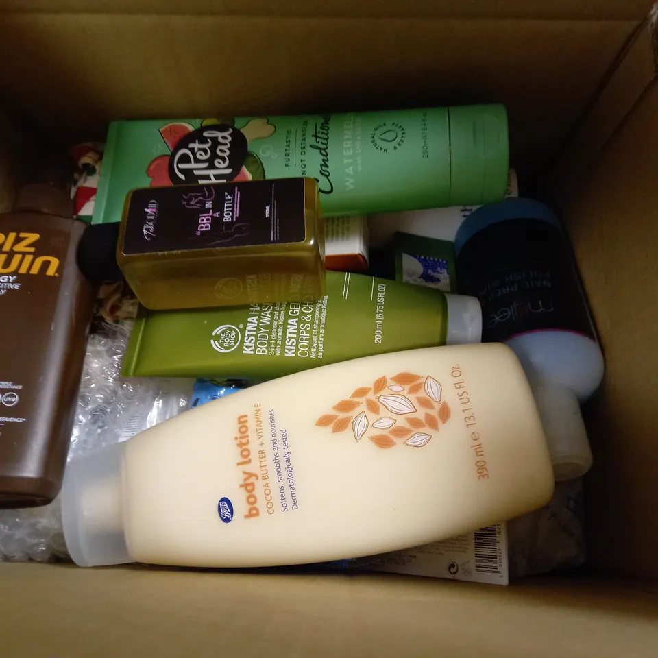 BOX OF APPROXIMATELY 20 ASSORTED COSMETIC ITEMS TO INCLUDE BOOTS BODY LOTION, BBL IN A BOTTLE, PIZ BUIN SUN LOTION ETC