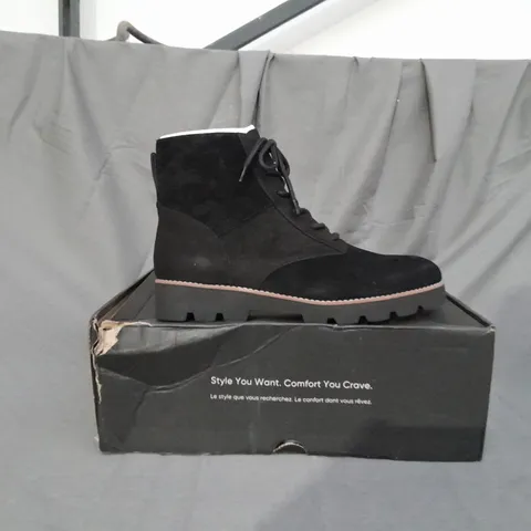 BOXED PAIR OF VIONIC LARSON LACE UP BOOTS IN BLACK SIZE 6.5 