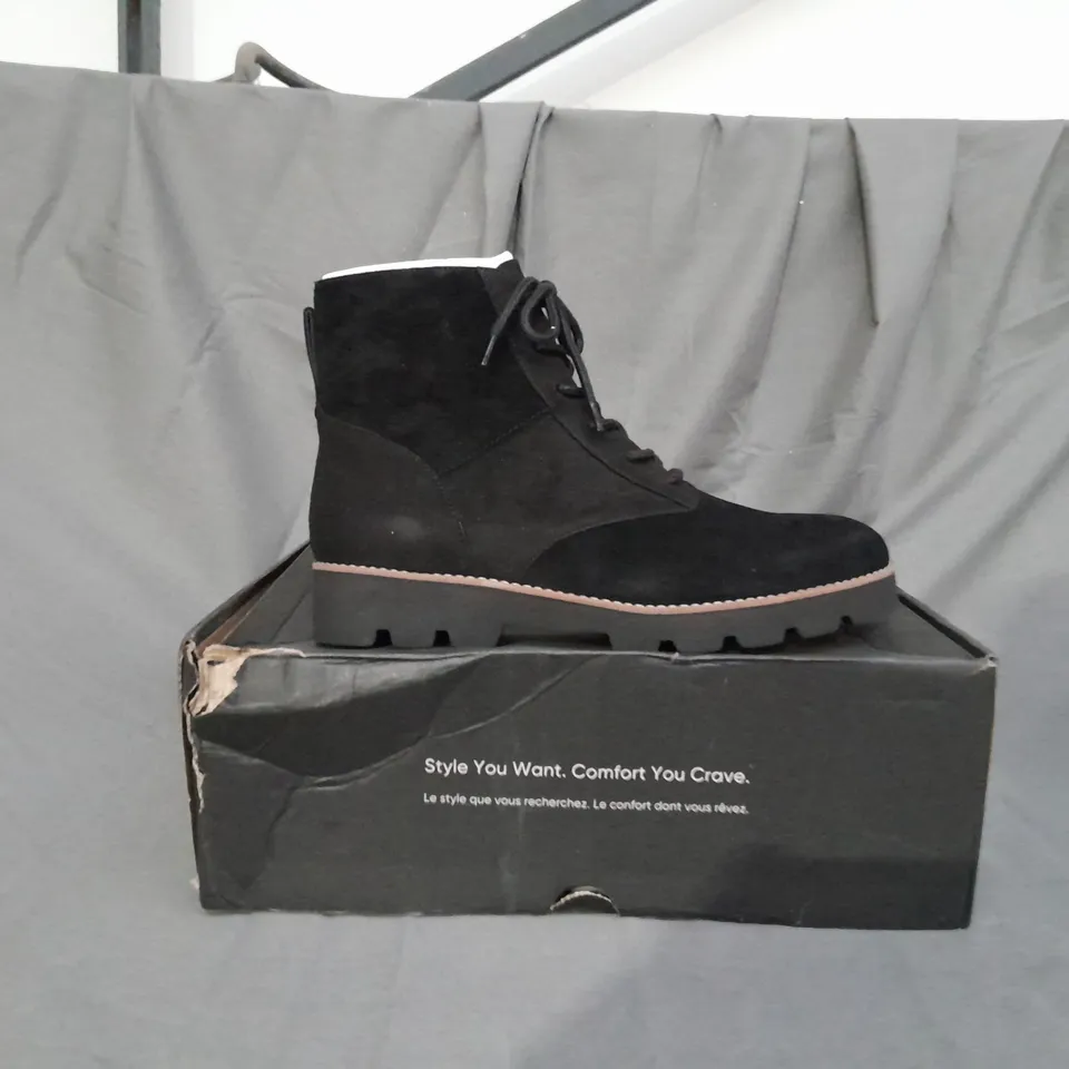 BOXED PAIR OF VIONIC LARSON LACE UP BOOTS IN BLACK SIZE 6.5 