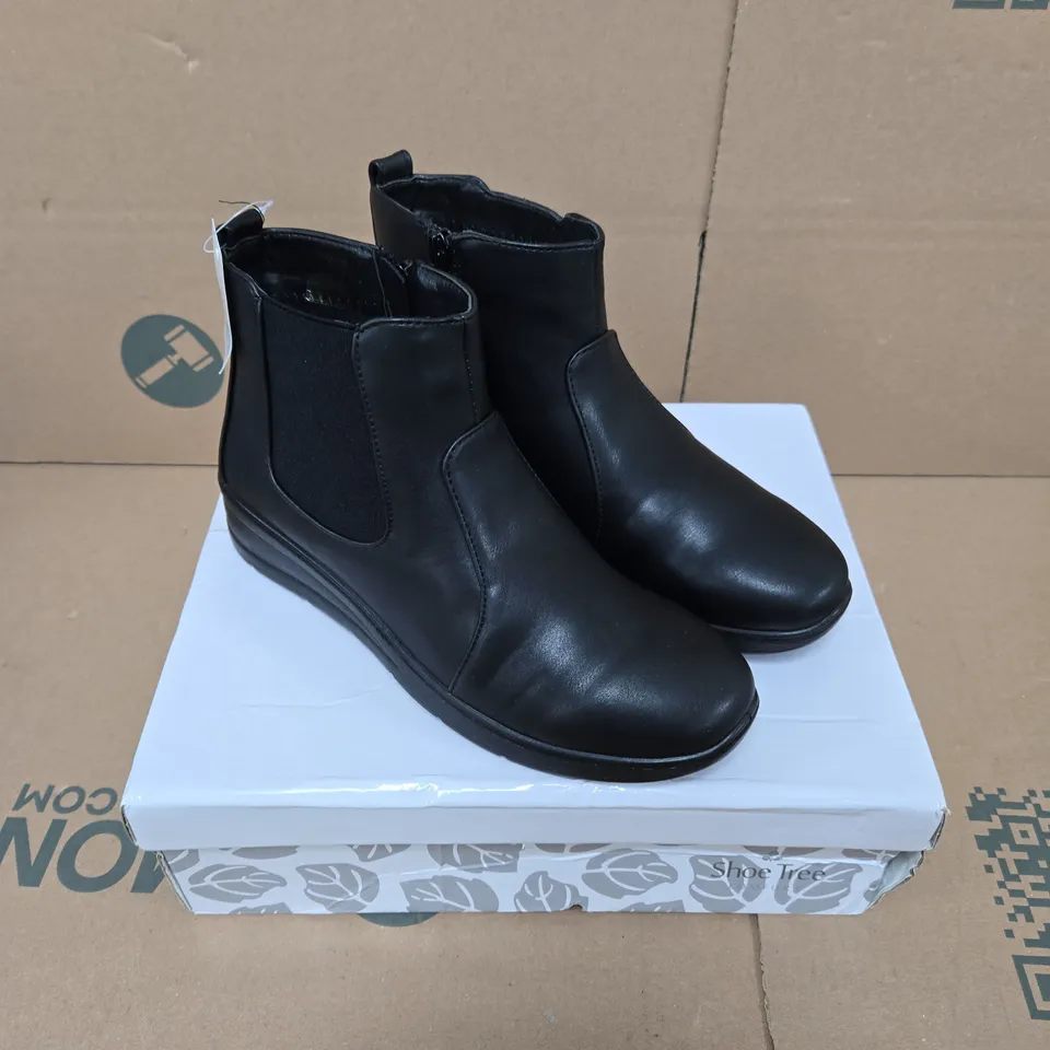 SHOE TREE BRAMBLE BLACK PU CHELSEA BOOTS – UK SIZE 4