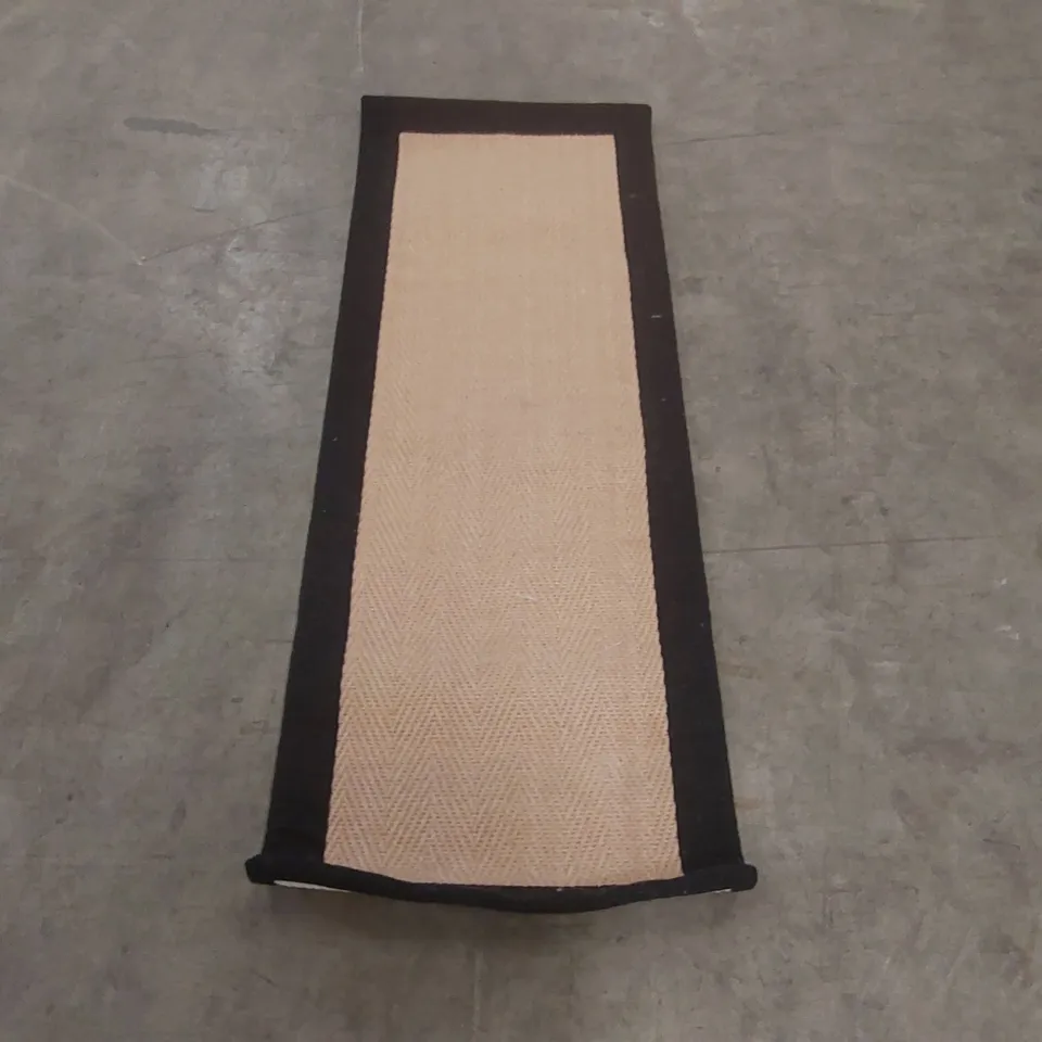 QUALITY DESIGNER RUG - APPROXIMATELY 120 x 41cm