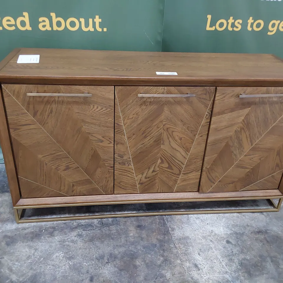 DESIGNER FIGURED OAK TRIPLE DOOR SIDEBOARD
