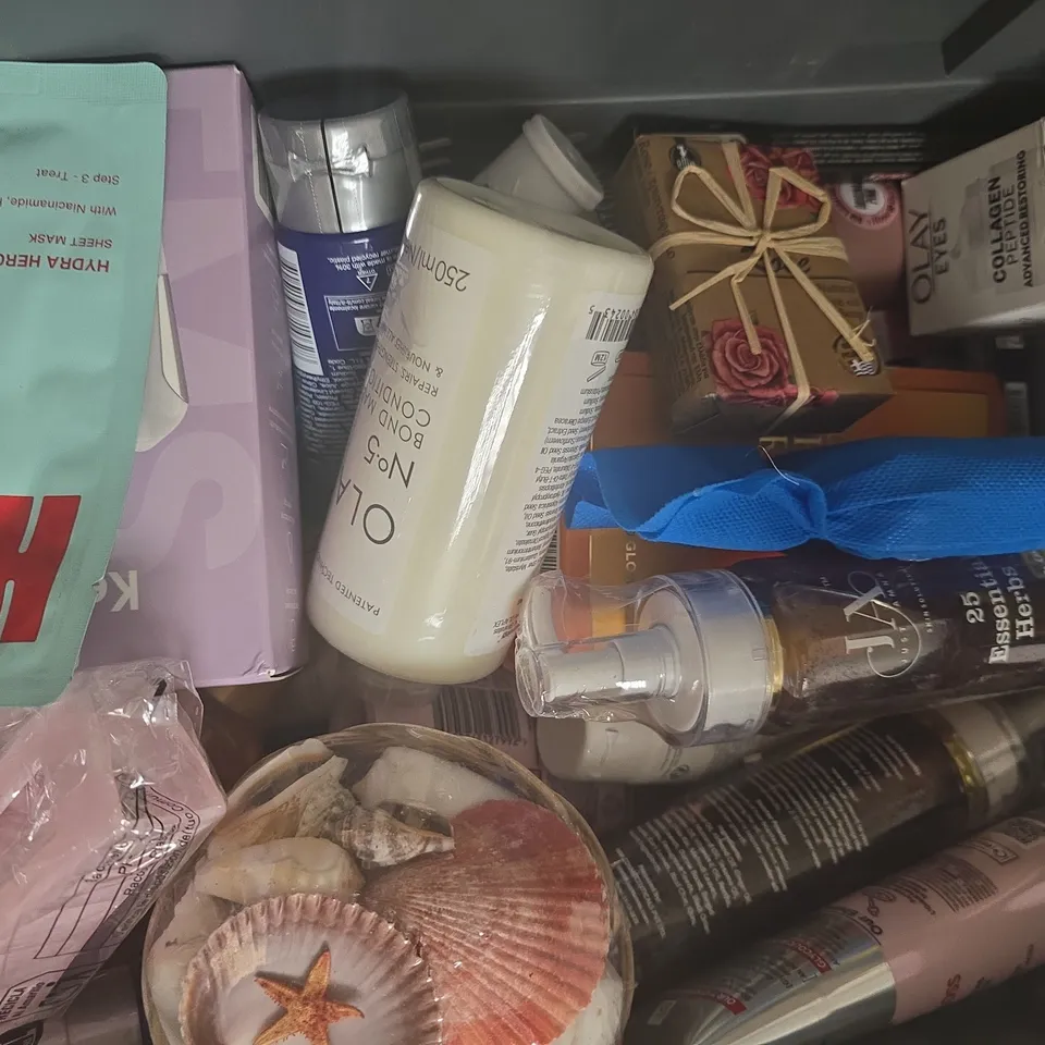 APPROXIMATELY 15 ASSORTED COSMETIC ITEMS INCLUDING VARIOUS MAKES AND BRANDS - COLLECTION ONLY