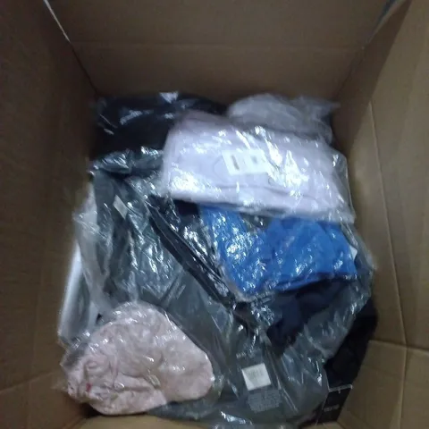 BOX CONTAINING A MIX OF APPROXIMATELY 25 ASSORTED CLOTHING ITEMS