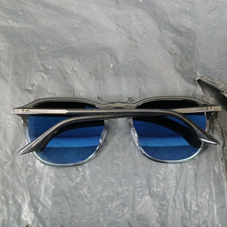RAY-BAN SQUARE SUNGLASSES 