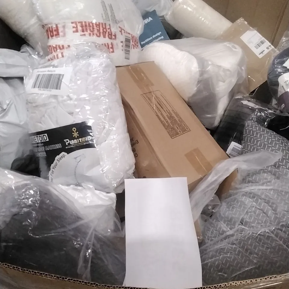 A PALLET CONTAINING A LARGE QUANTITY OF ASSORTED PILLOWS AND SIMILAR PRODUCTS ETC