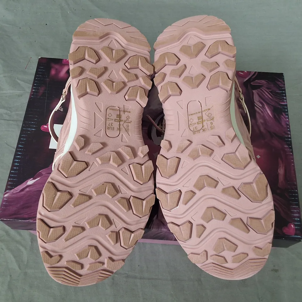BOXED KOI KYUBI SHIMMERING HIKING MARY JANES IN PINK - UK 4