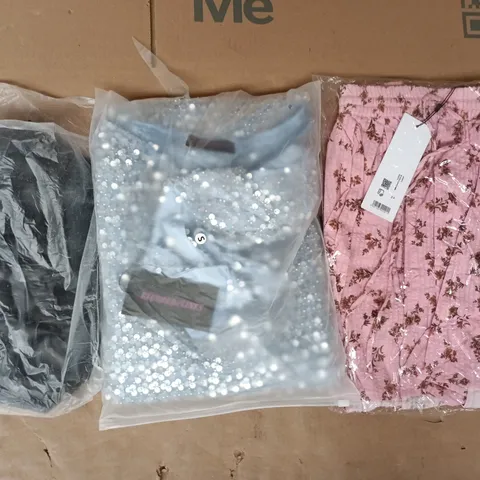APPROXIMATELY 20 ASSORTED CLOTHING AND FASHION PRODUCTS IN VARIOUS STYLES AND SIZES - COLLECTION ONLY