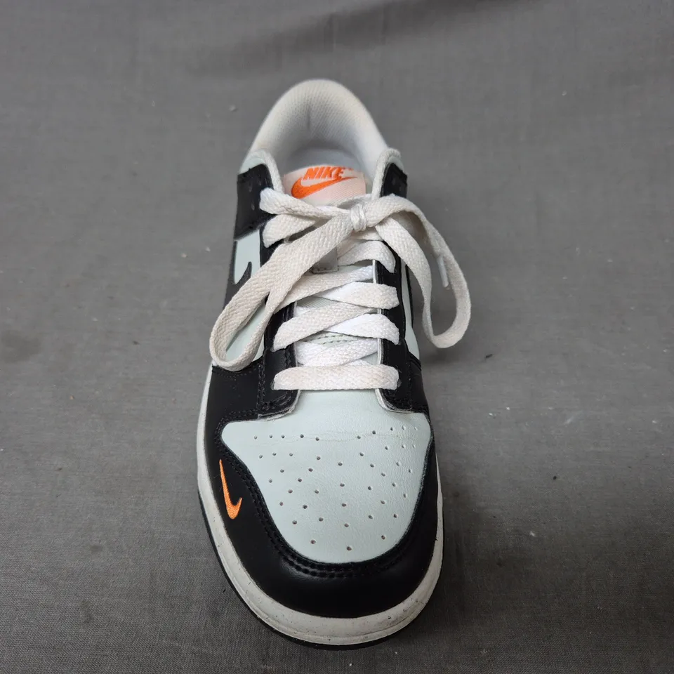 BOXED PAIR OF NIKE SHOES IN GREY/BLACK/ORANGE UK SIZE 5