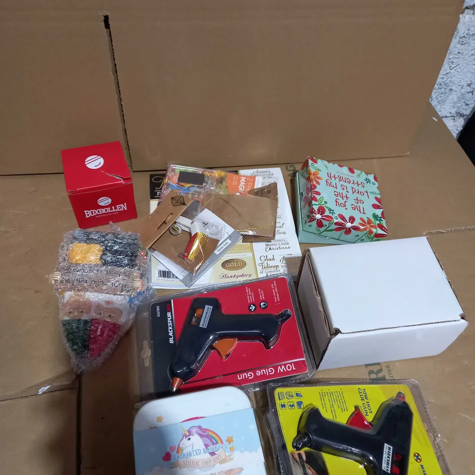 LOT OF ASSORTED HOUSEHOLD ITEMS 