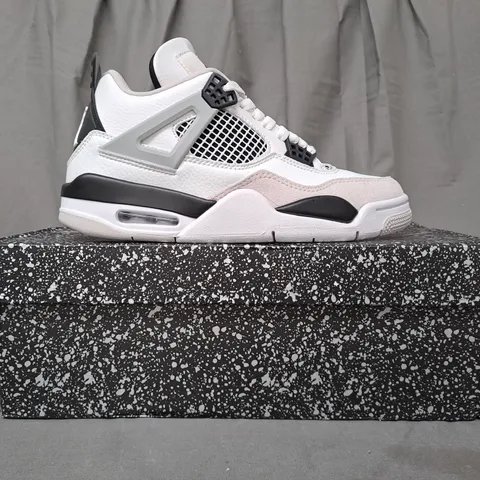 BOXED PAIR OF NIKE AIR JORDAN 4 RETRO SHOES IN WHITE/BLACK UK SIZE 6