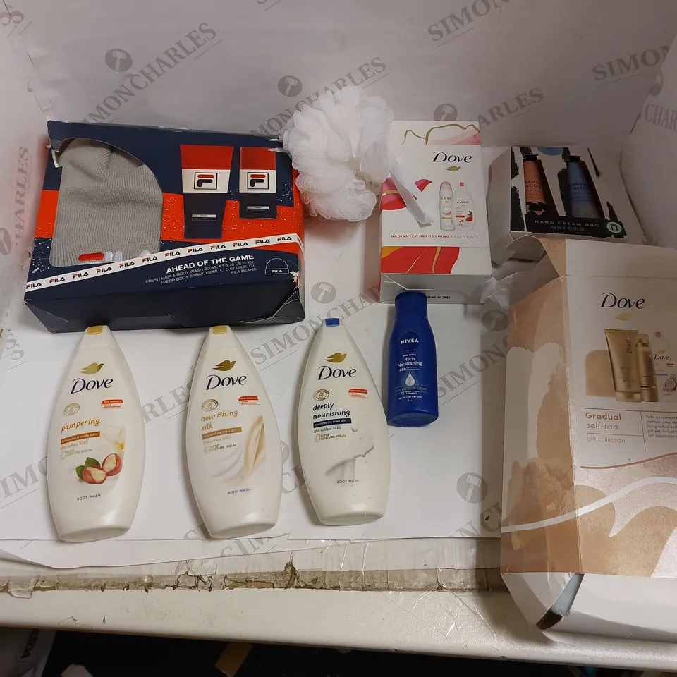 LOT OF APPROXIMATELY 8 COSMETIC GIFTSET TO INCLUDE LYNX AFRICA SET, LYNX SHOWER SET, AND DOVE ESSENTIALS ETC. 
