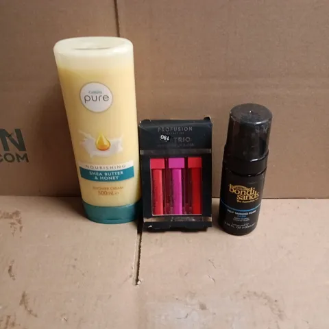 APPROXIMATEY 20 ASSORTED HEALTH AND BEAUTY PRODUCTS TO INCLUDE BONDI SANDS SELF TANNING FOAM, PROFUSION TRIO LIP GLOSS, CUSSONS PURE SHEA BUTTER & HONEY SHOWER CREAM ETC 