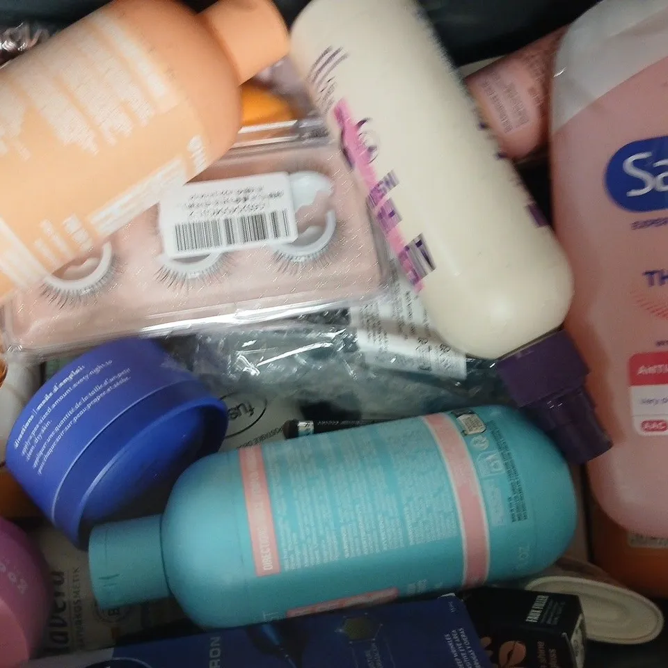 APPROXIMATELY 15 ASSORTED COSMETIC ITEMS INCLUDING VARIOUS MAKES AND BRANDS - COLLECTION ONLY
