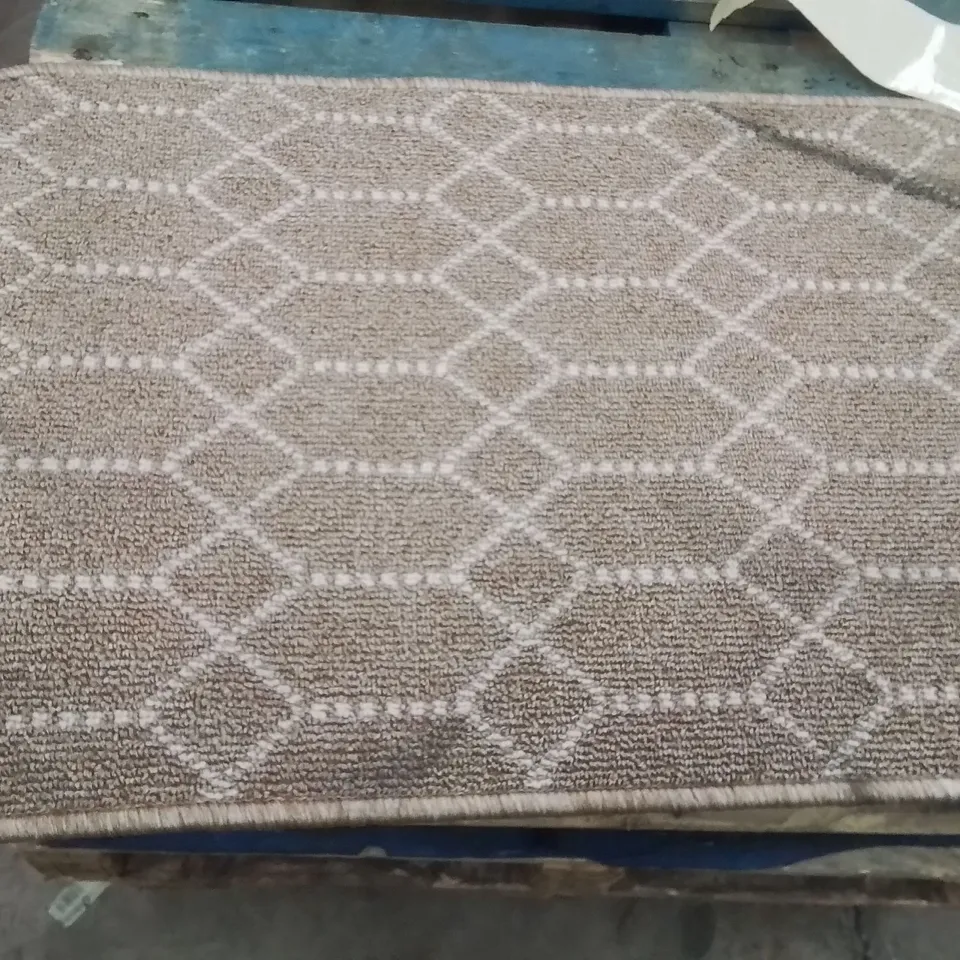 QUALITY DESIGNER AREA RUG - APPROXIMATELY 75X50CM