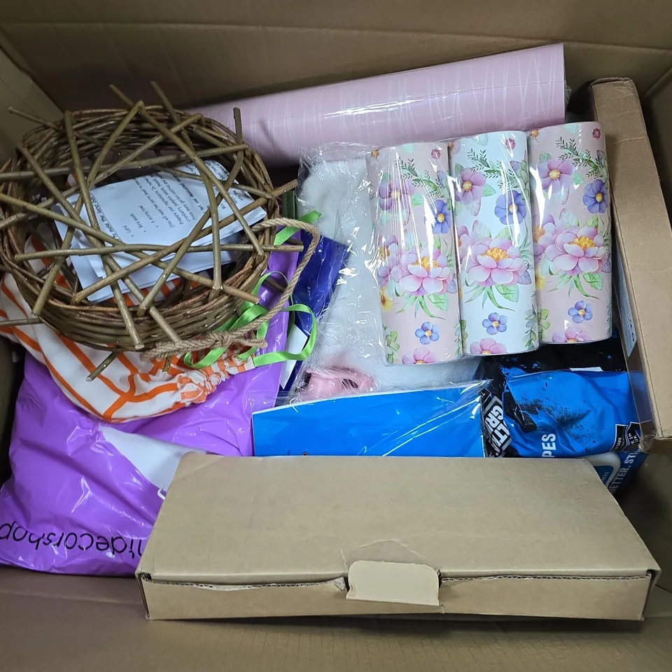 APPROXIMATELY 20 ASSORTED HOUSEHOLD PRODUCTS TO INCLUDE ULTRAGRIME CLOTH WIPES, BIRD FEEDER, TABLE CLOTHS, ETC - COLLECTION ONLY