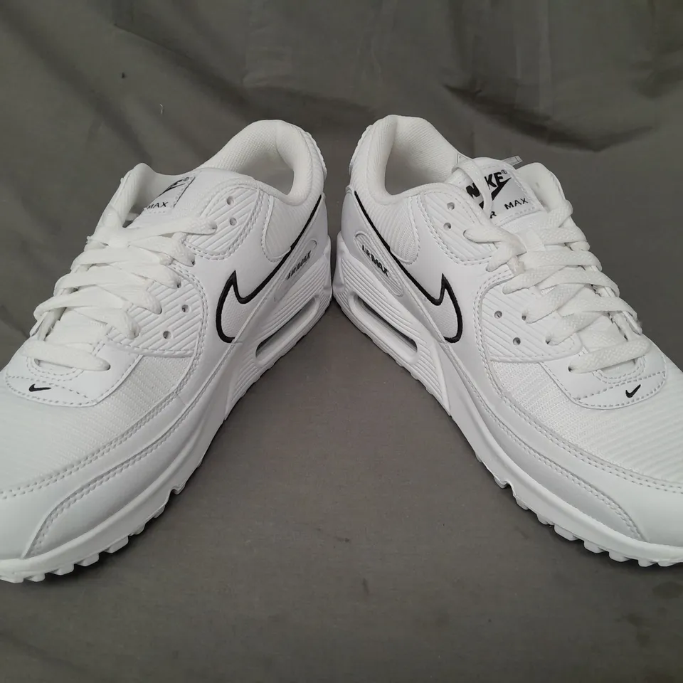 BOXED PAIR OF NIKE AIR MAX 90 SHOES IN WHITE/BLACK UK SIZE 8