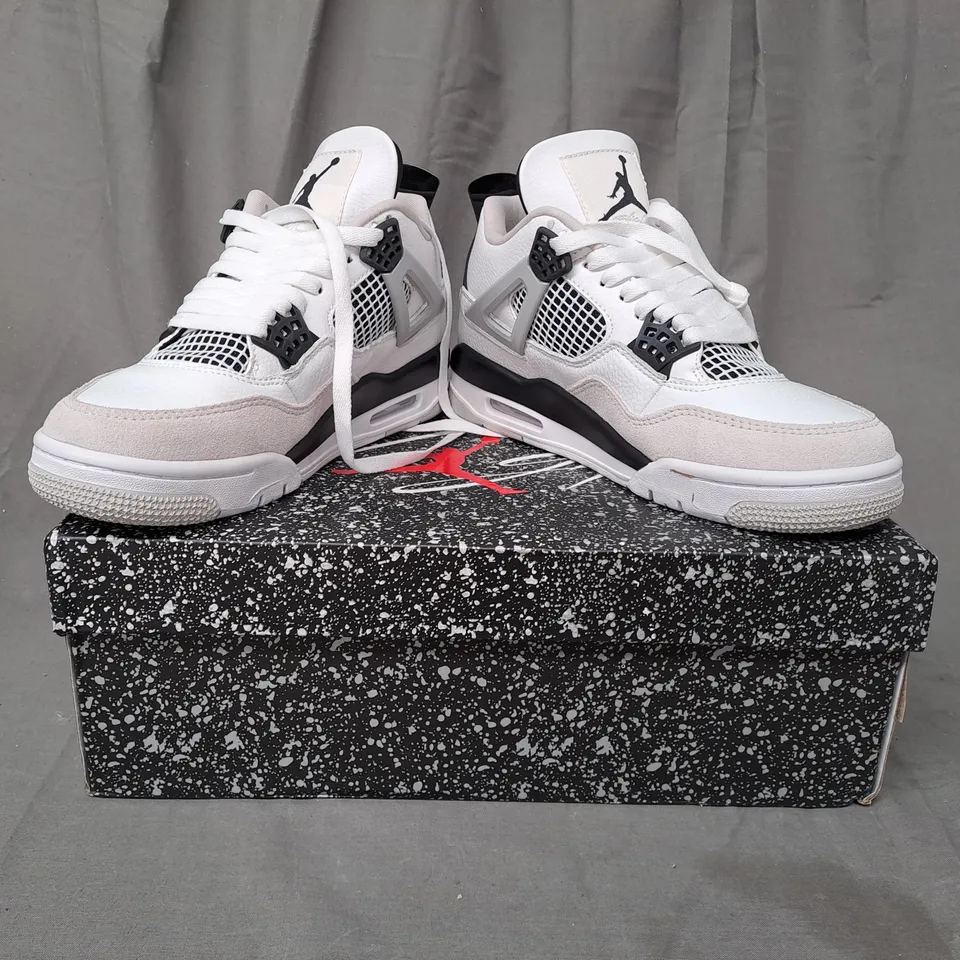 BOXED PAIR OF NIKE AIR JORDAN 4 RETRO SHOES IN WHITE/BLACK UK SIZE 6