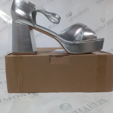 BOXED PAIR OF SIMPLY BE OPEN TOE BLOCK HEEL SANDALS IN METALLIC SILVER UK SIZE 8