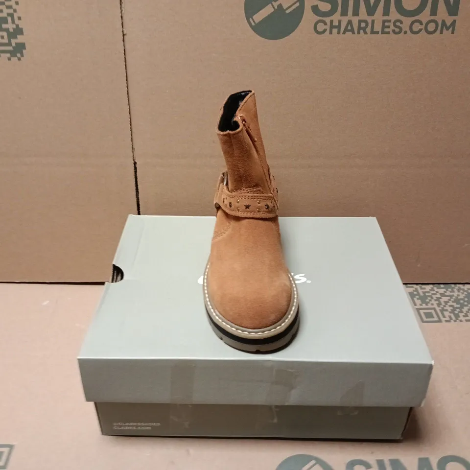 BOXED PAIR OF CLARKS KIDS PRAGUE SHINE BOOTS IN TAN SUEDE - UK 10.5 KIDS