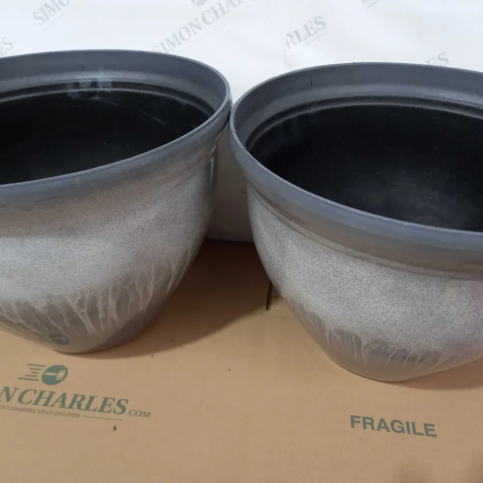 GRUMPY GARDENER SET OF 2 LARGE COLOURED PLANTERS - GREY