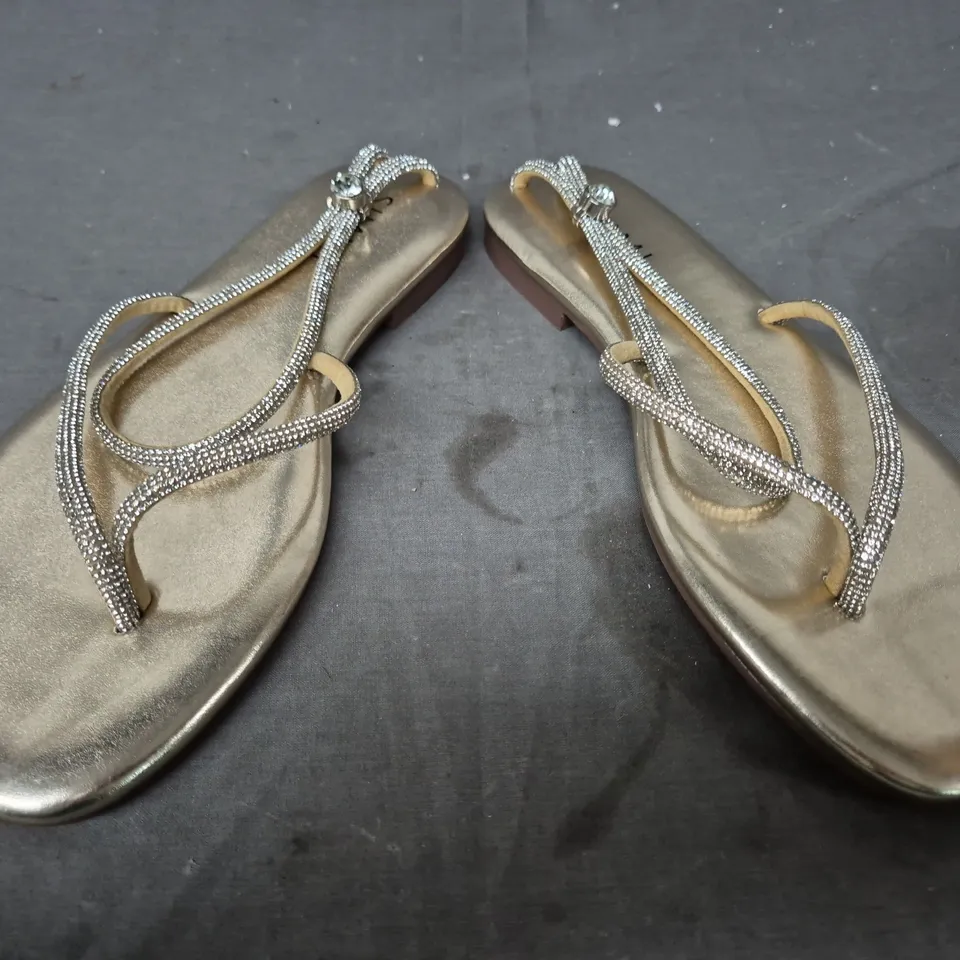 BOXED PAIR OF SIMMI LONDON TOE-POST FLAT SANDALS IN METALLIC GOLD UK SIZE 6