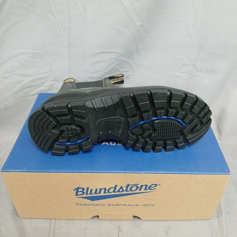 BOXED PAIR OF BLUNDSTONE ELASTIC SIDED BOOTS IN RUSTIC BLACK - 5