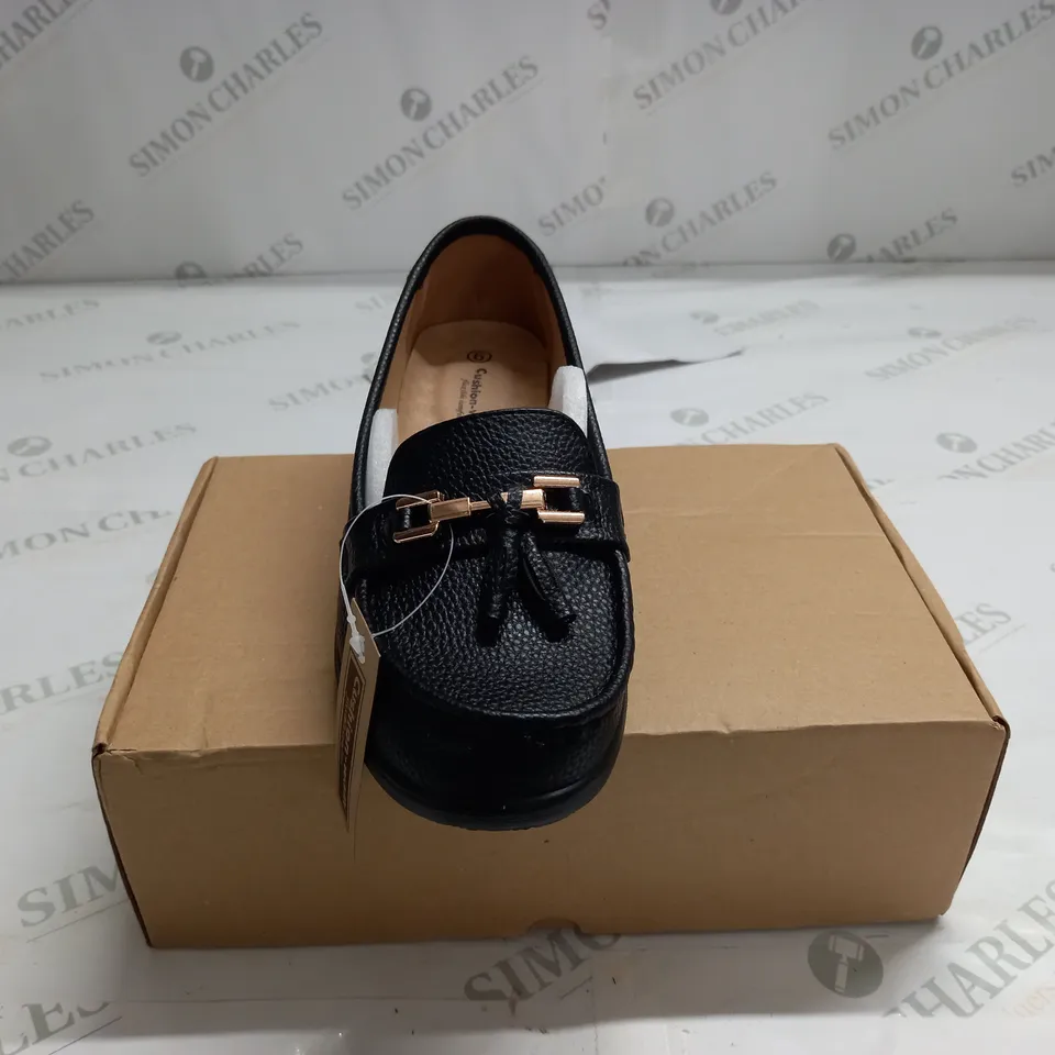 BOXED CUSHION WALK BLACK LOAFER SIZE 6