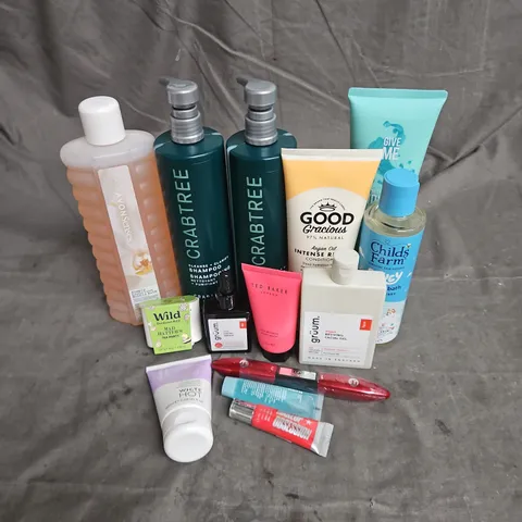 APPROXIMATELY 20 ASSORTED HEALTH & BEAUTY PRODUCTS TO INCLUDE - CRABTREE SHAMPOO & CONDITIONER - GOOD GRACIOUS REPAIR CONDITIONER - CHILDS FARM BLUEY BUBBLE BATH - ETC