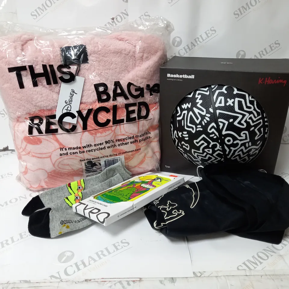 5 ITEMS TO INCLUDE TYPO KEITH HARING BASKETBALL, DISNEY MICKEY OVERSIZED HOODIE, TOTE BAG ETC.