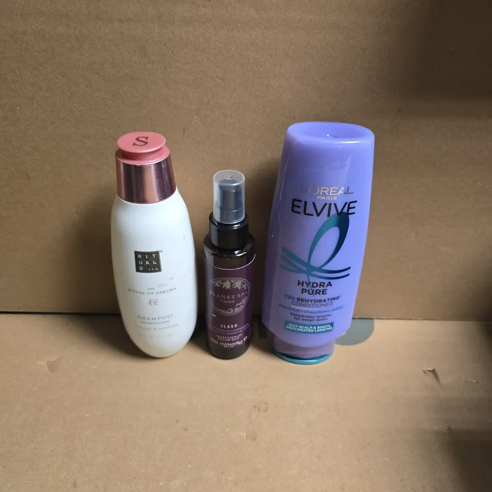 APPROXIMATELY 15 ASSORTED HEALTH & BEAUTY PRODUCTS TO INCLUDE L'OREAL ELVIVE HYDRA PURE, PLANET SPA PILLOW MIST, RITUALS SHAMPOO ETC - COLLECTION ONLY