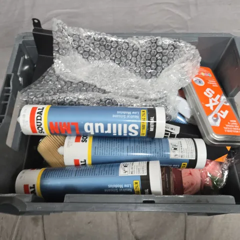 APPROXIMATELY 10 ASSORTED HOUSEHOLD ITEMS TO INCLUDE SILICONE, MILK FROTHER AND FIX ITS 