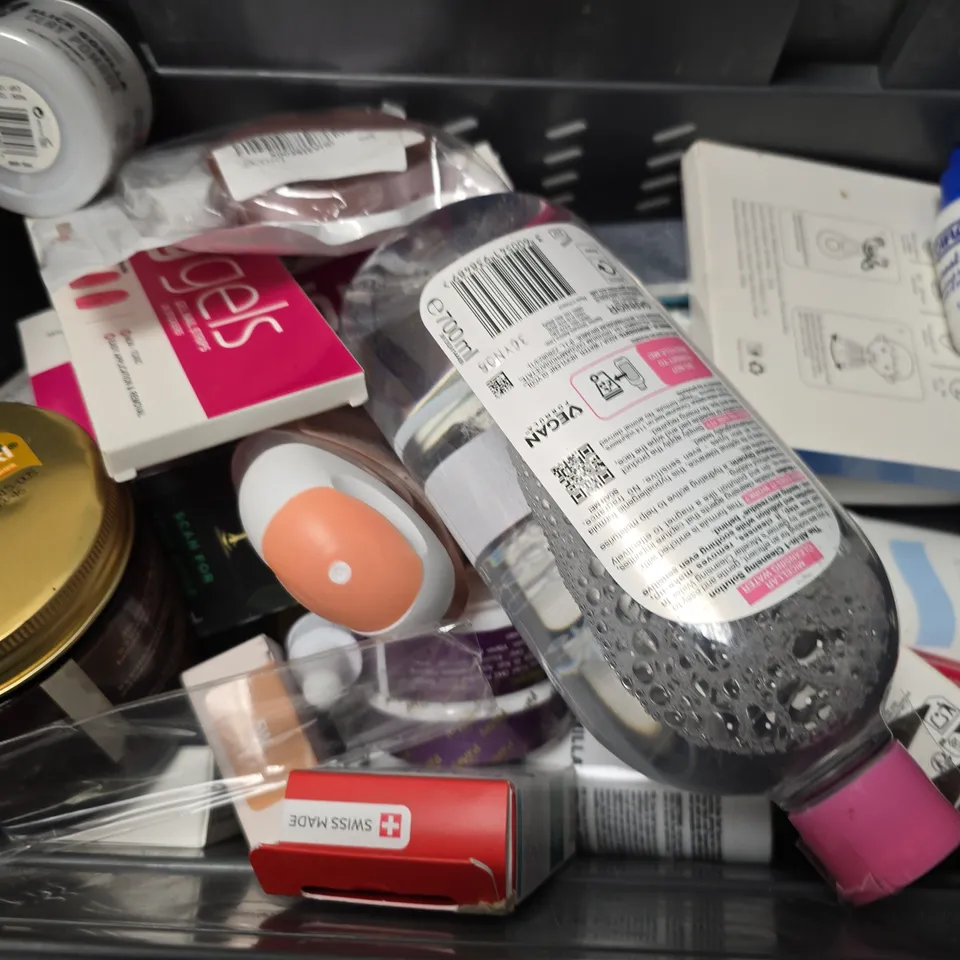 APPROXIMATELY 13 ASSORTED HEALTH & BEAUTY ITEMS TO INCLUDE - GIVE ME SHAMPOO , SOAP BAG , GARNIER MICELLAR CLEANSING WATER ETC