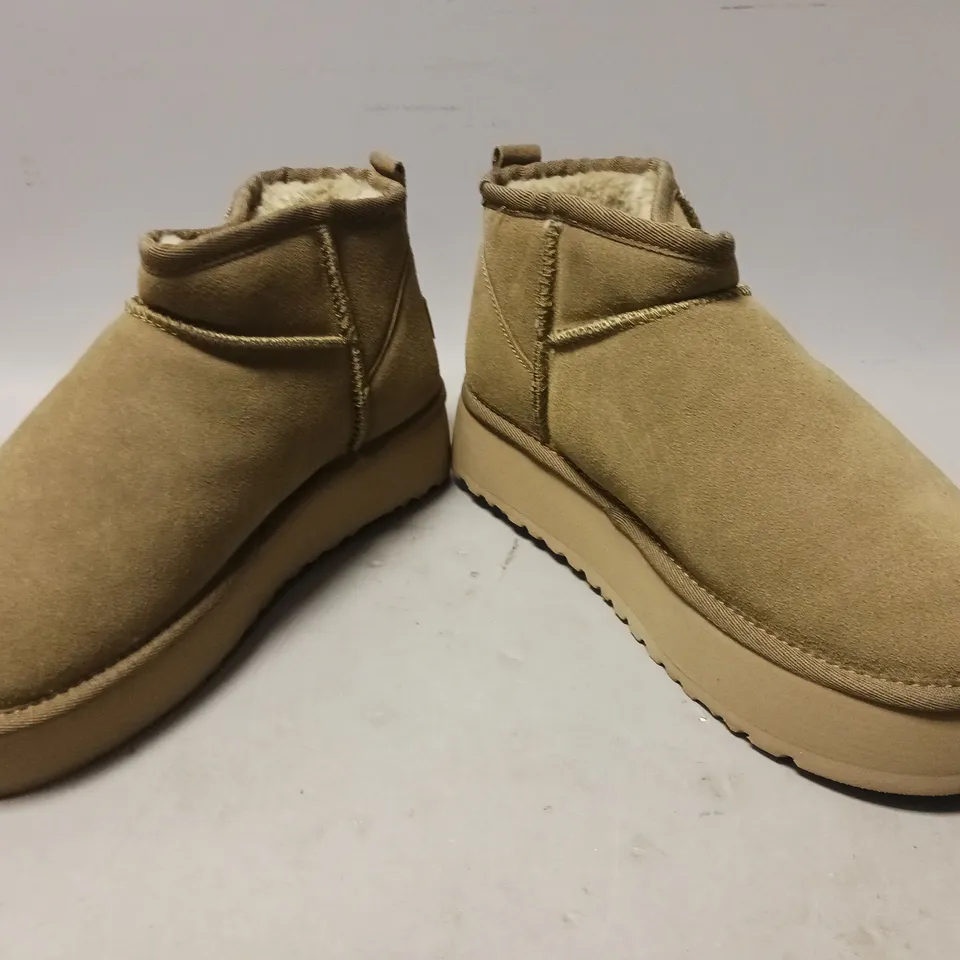 BOXED PAIR OF UGG DAKOTA SHOES IN TAUPE UK SIZE 6
