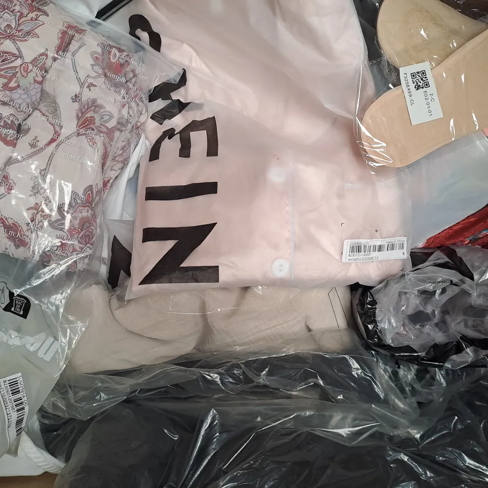 BOX OF APPROXIMATELY 20 ASSORTED CLOTHING AND FASHION ITEMS IN VARIOUS STYLES AND SIZES TO INCLUDE AYBL, BOOHOO, SHEIN, ETC