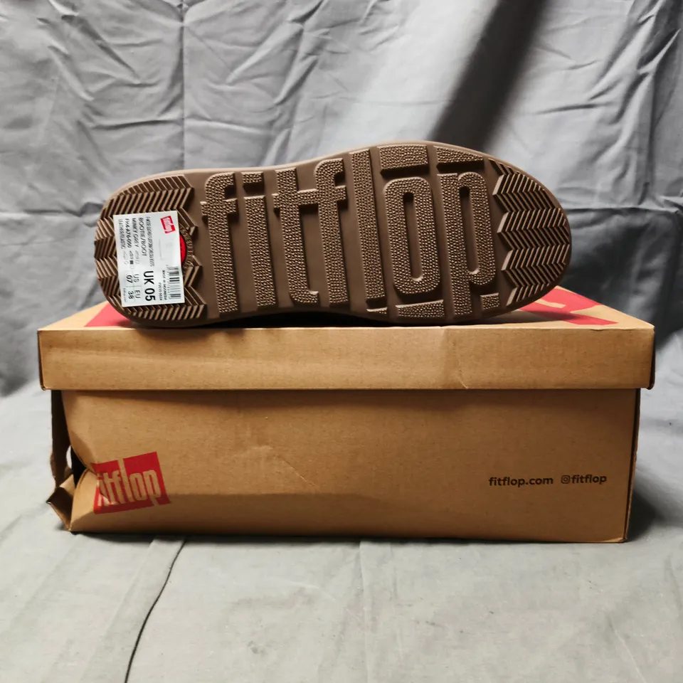 BOXED PAIR OF FITFLOP FLATFORM CHELSEA BOOTS IN MINKY GREY SIZE UK 5