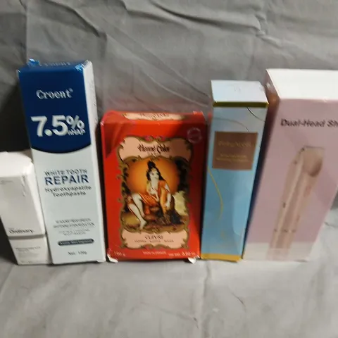 APPROXIMATELY 15 ASSORTED HEALTH & BEAUTY PRODUCTS TO INCLUDE SHAVER, TOOTHPASTE AND THE ORDINARY