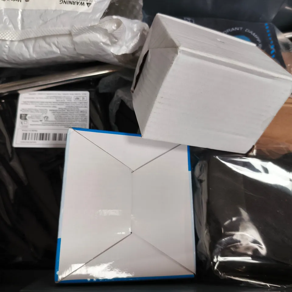 APPROXIMATELY 10 ASSORTED HOUSEHOLD ITEMS TO INCLUDE PEST REPELLER, ETC