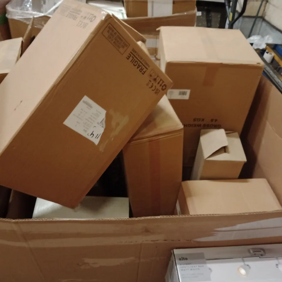 PALLET OF ASSORTED DESIGNER LIGHTING PRODUCTS TO INCLUDE;CEILING LIGHT FITTING,4 LIGHT SPOTLIGHT FITTING,SPOTLIGHT BAR