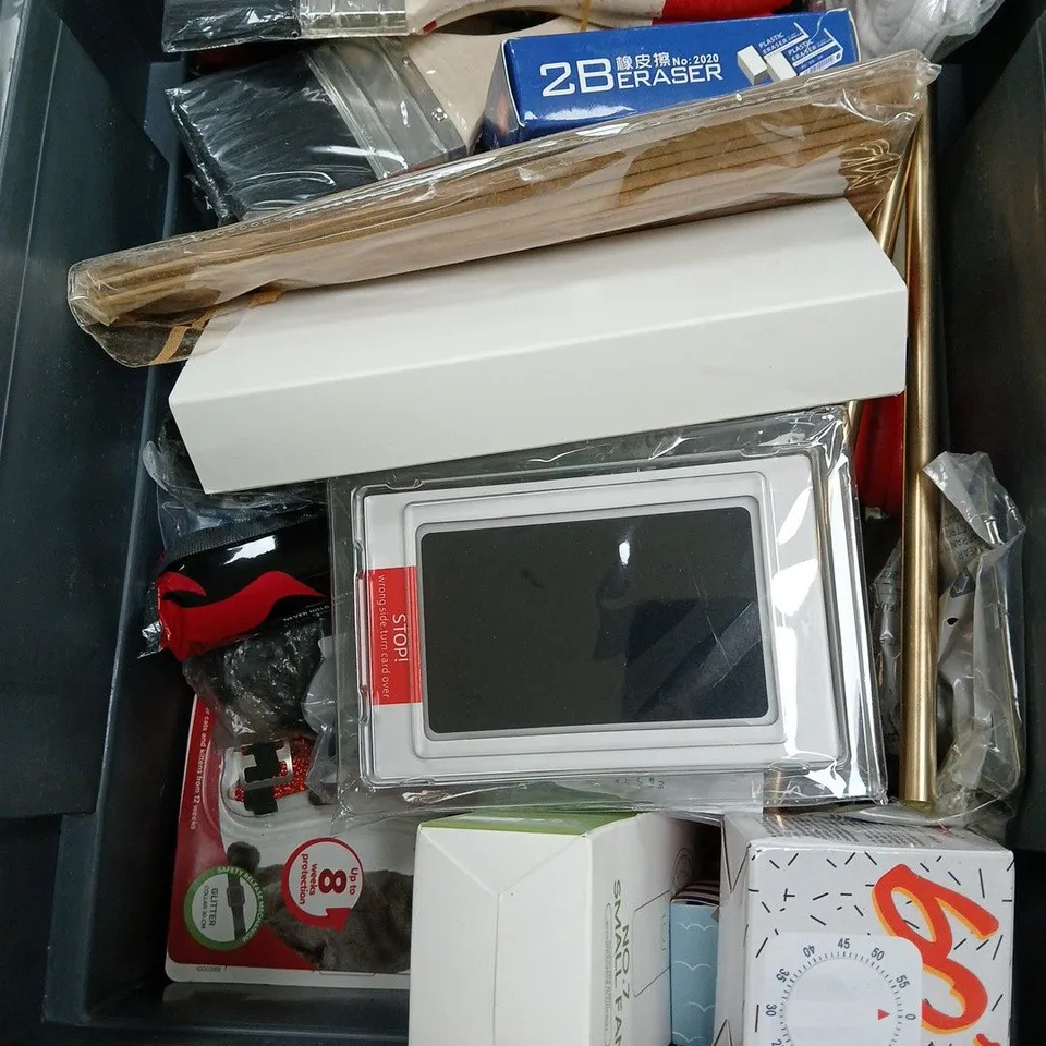 APPROXIMATELY 10 HOUSEHOLD ITEMS TO INCLUDE SOFT FLEA CAT COLLAR, PAINTBRUSHES, CISTERN BLOCKS, ETC