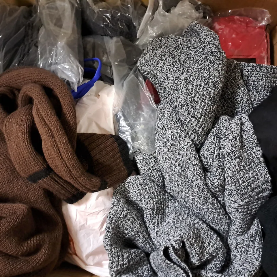 APPROXIMATELY 15 ASSORTED CLOTHING ITEMS IN VARIOUS SIZES TO INCLUDE - GLOVES , SOCKS , T-SHIRT ETC