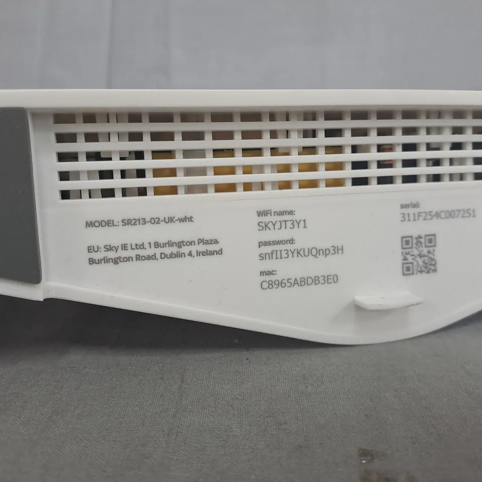 SKY SR213-02-UK-WHT WIRELESS ROUTER (WHITE)