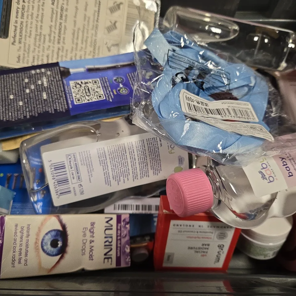 APPROXIMATELY 15 ASSORTED HEALTH & BEAUTY ITEMS TO INCLUDE - GRUUM FACIAL GEL , BOOTS BABY MOISTURISING LOTION , BOOTS BABY OIL ETC