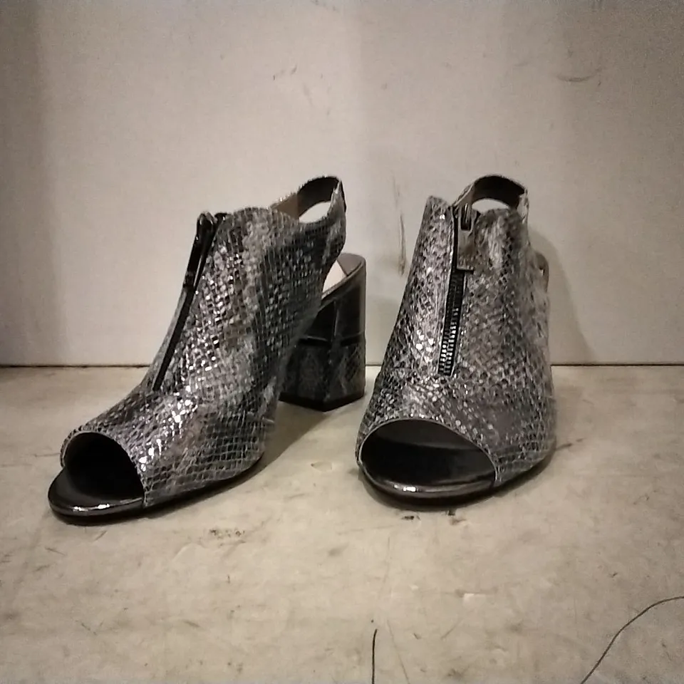 BOXED LOELLA PEWTER SNAKE,  SIZE 6 , 4 PAIRS 